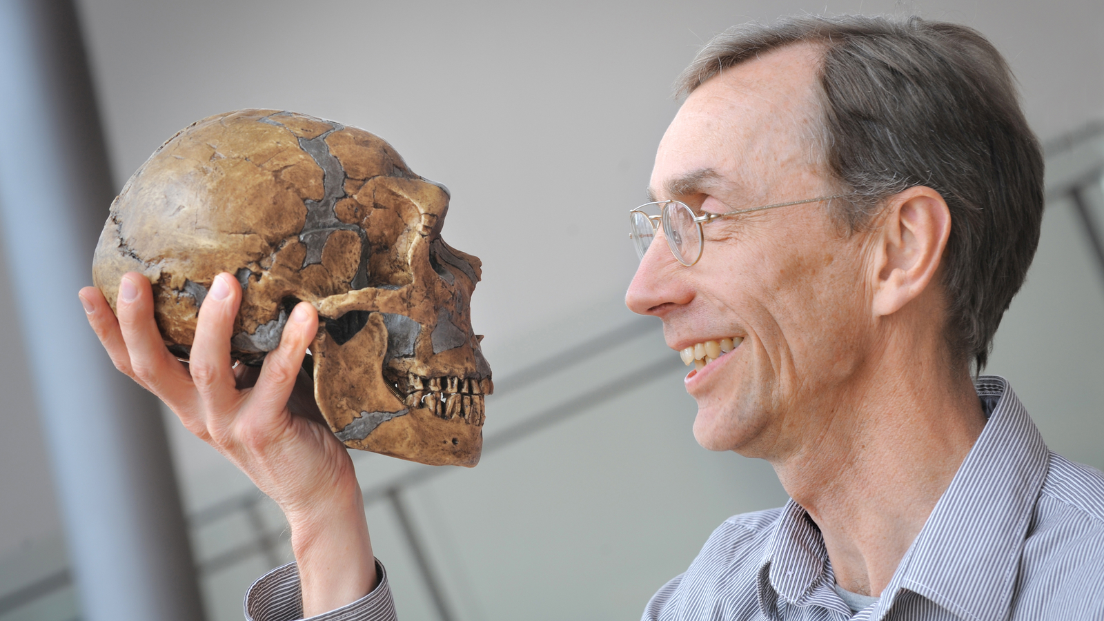 Svante Pääbo with a reconstructed Neanderthal skull